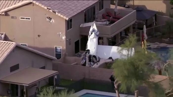News video: Kleinflugzeug stürzt in zwei Häuser in Phoenix – drei Verletzte
