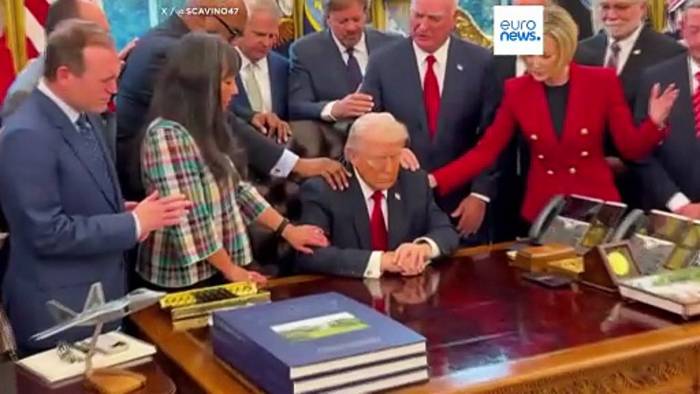 News video: Religiöse Führungspersönlichkeiten beten für Trump im Oval Office