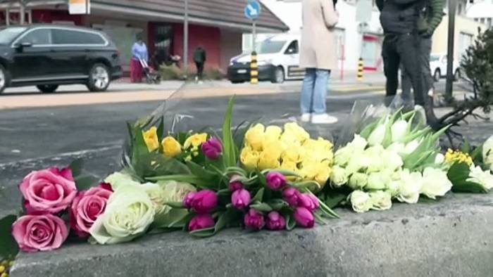 Video: Trauernde legen Blumen nach tödlichem Busbrand in der Westschweiz nieder