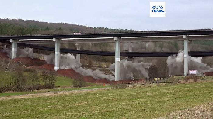 News video: Teile der A7-Brücke bei Fulda kontrolliert gesprengt