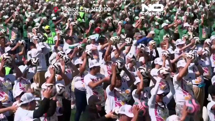 News video: Mexiko-Stadt stellt Guinness-Rekord mit riesigem Fußballtraining auf