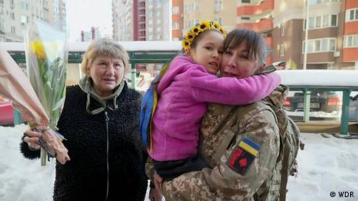 News video: Ukraine: Zwischen Familie und Front