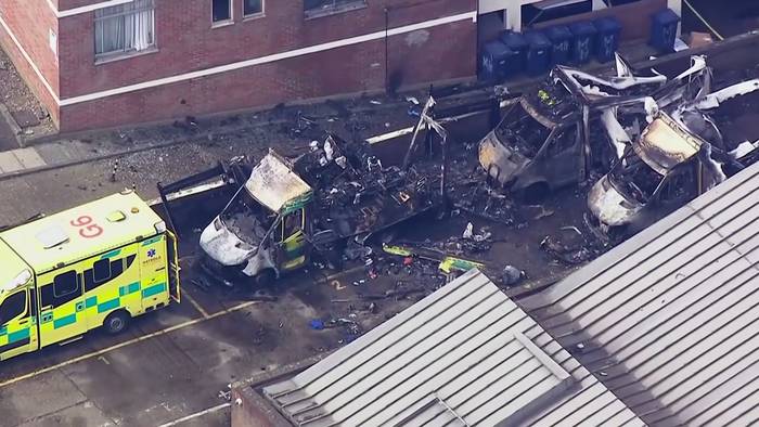 News video: Luftaufnahmen zeigen Brandanschlag-Spuren an jüdischen Rettungswagen in London
