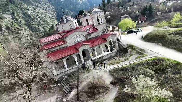 News video: Ropoto: Touristen testen Gleichgewicht in schiefer Kirche