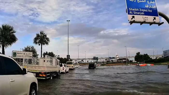 Video: Starkregen über Nacht: Überschwemmungen legen Verkehr und Flugbetrieb in Dubai lahm