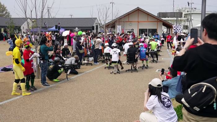 News video: Bürostuhl-Grand-Prix rollt durch Japans Straßen