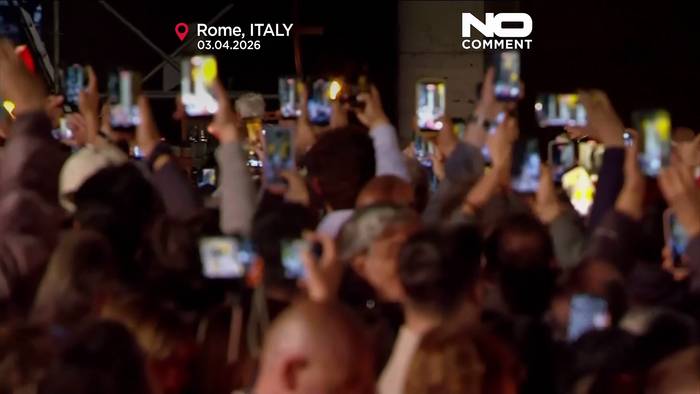 News video: Papst Leo XIV trägt Kreuz durch alle 14 Stationen im Kolosseum in Rom