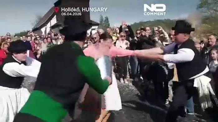 News video: Osterbräuche in Ungarn: Männer übergießen Frauen in Hollókő mit Wasser