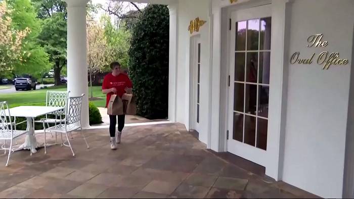 News video: Trump wirbt mit McDonald's-Auftritt im Oval Office für neue Trinkgeld-Steuererleichterung