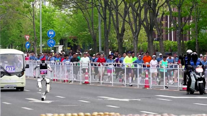 News video: China: humanoide Roboter laufen beim Halbmarathon in Peking mit