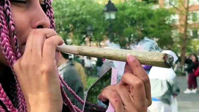 News video: Cannabis-Fans feiern 420 in New York
