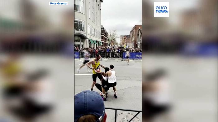 Video: Zwei Läufer helfen zusammengebrochenem Teilnehmer, den Boston-Marathon zu beenden