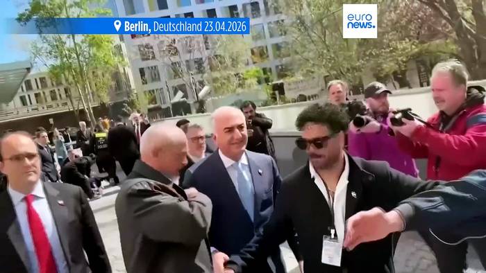News video: Exil-Prinz Reza Pahlavi in Berlin mit Tomatensaft beworfen