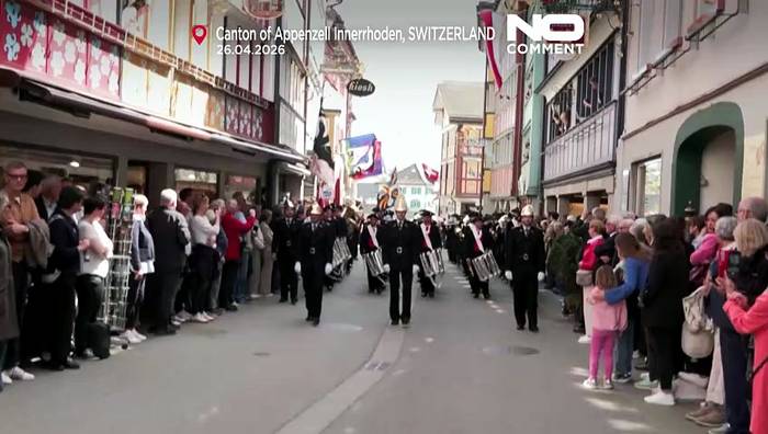 News video: Schweizer stimmen bei jahrhundertealter Open-Air-Wahl per Handzeichen ab