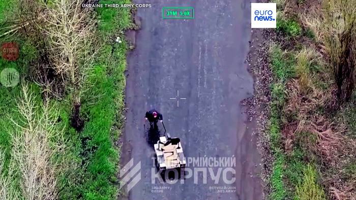 News video: Autonomer Roboter rettet ältere Frau nahe Front in der Ukraine