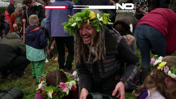 News video: Schrilles Festival in England: Teilnehmer locken Würmer aus dem Boden