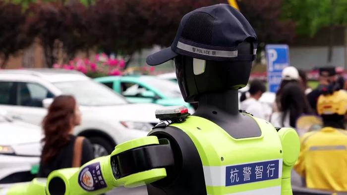 News video: China setzt humanoide Roboter zur Verkehrsregelung ein