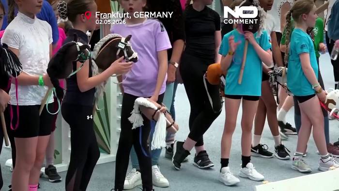 News video: Deutschland: Teilnehmende rennen und springen bei Hobby-Horse-Meisterschaft