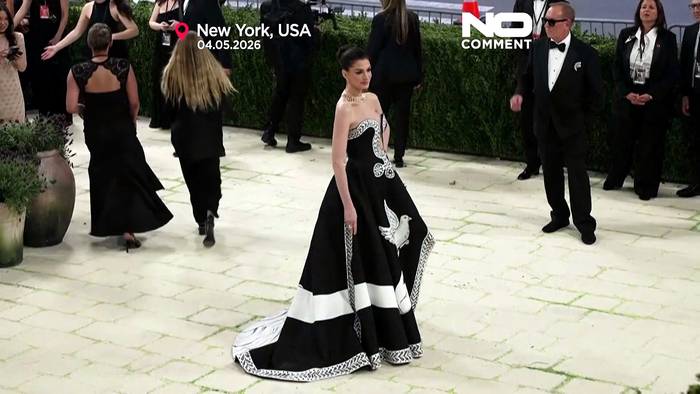 Video: Anne Hathaway, Emily Blunt und Serena Williams glänzen auf Met-Gala-Teppich