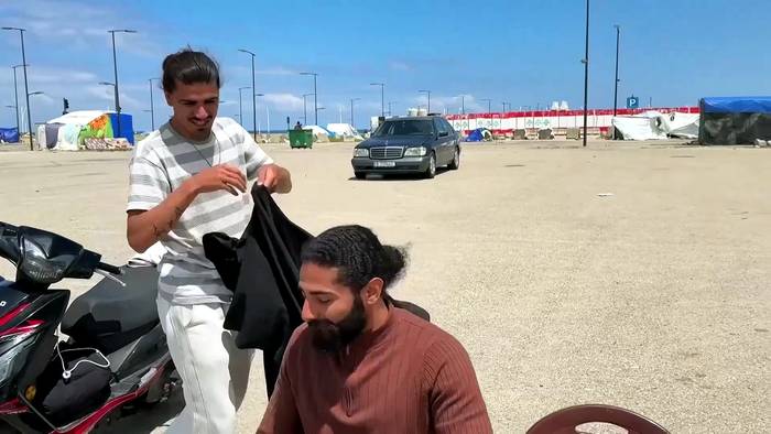 News video: Beirut-Küstenlager: Freiwilliger Friseur schenkt Vertriebenen Würde mit Gratis-Haarschnitten