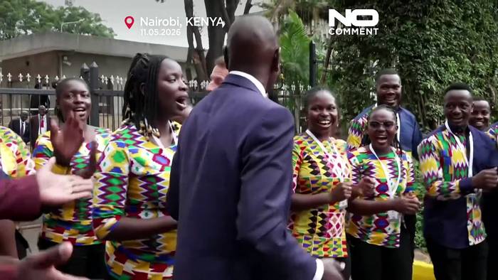 News video: Macron tanzt bei Willkommenszeremonie in Kenia zu „Hakuna Matata“
