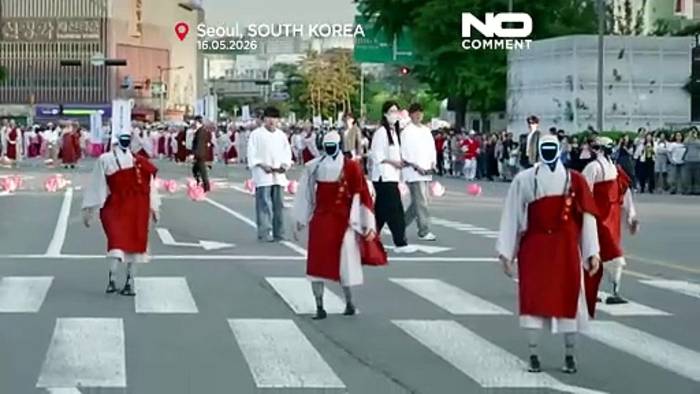 Video: Südkorea: Tausende sehen zu, wie Roboter-Mönche durch historische Straßen Seouls ziehen