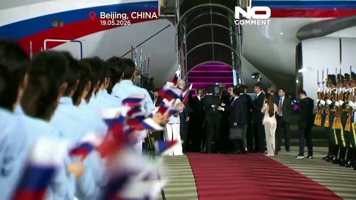News video: Junge Chinesinnen und Chinesen empfangen Putin bei Ankunft in Peking