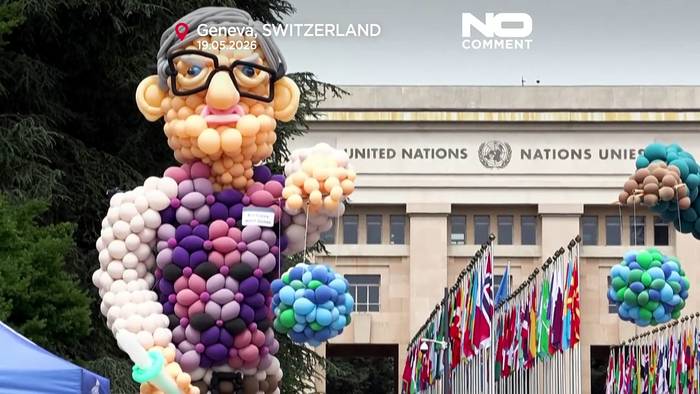 Video: Aktivisten protestieren mit Riesenballons von Tedros und Bill Gates gegen WHO