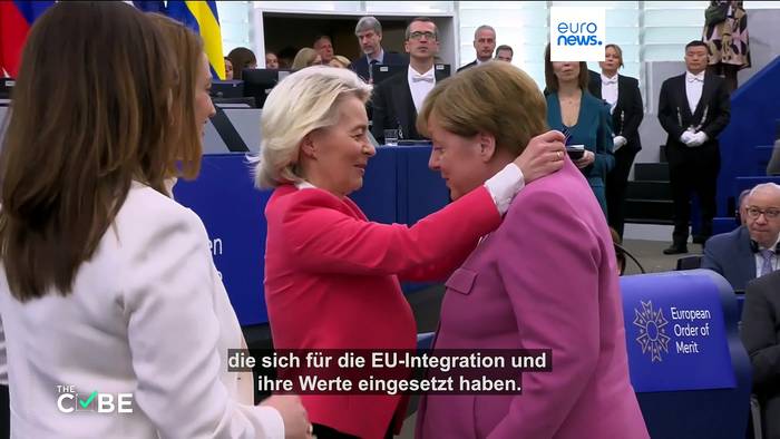 News video: Bezahlte Claqueure für Angela Merkel im Europaparlament?