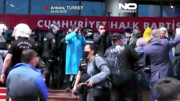 News video: Türkische Polizei setzt Tränengas ein und stürmt CHP-Zentrale