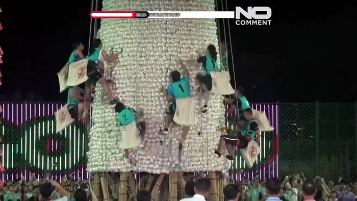News video: Kletterer stürmen Brötchenturm beim bunten Bun-Festival in Hongkong