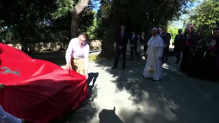 News video: Papst Leo XIV testet Ferraris E-Zukunft im neuen Supersportwagen Luce