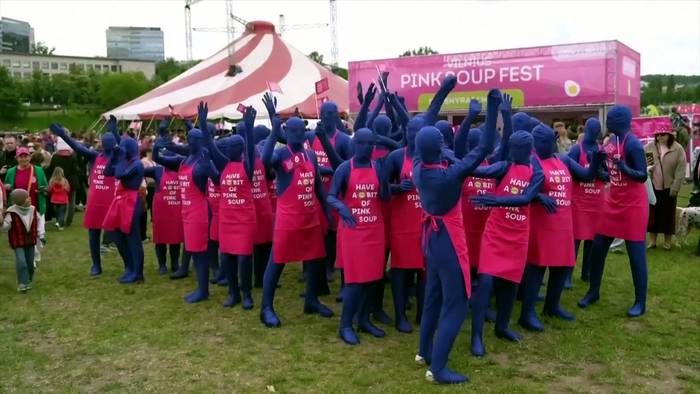 Video: Litauen färbt sich rosa: riesiges Festival für kalte Suppe