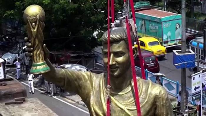Video: Riesige Messi-Statue in Kolkata abgebaut