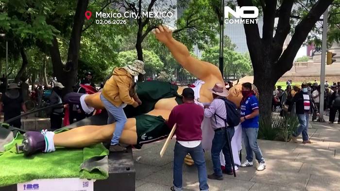 News video: Mexiko-Stadt: Demonstrierende stürzen Statuen von WM-Spielern