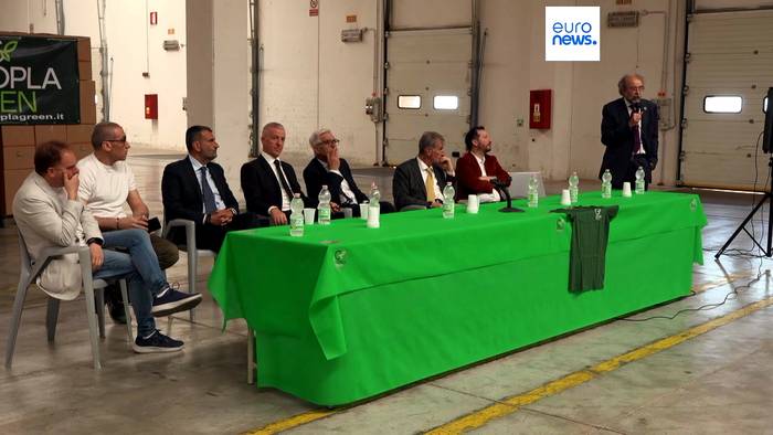 News video: Entlassen – und dann Chefs: Arbeiter retten Fabrik für Plastikgeschirr im Süden von Italien