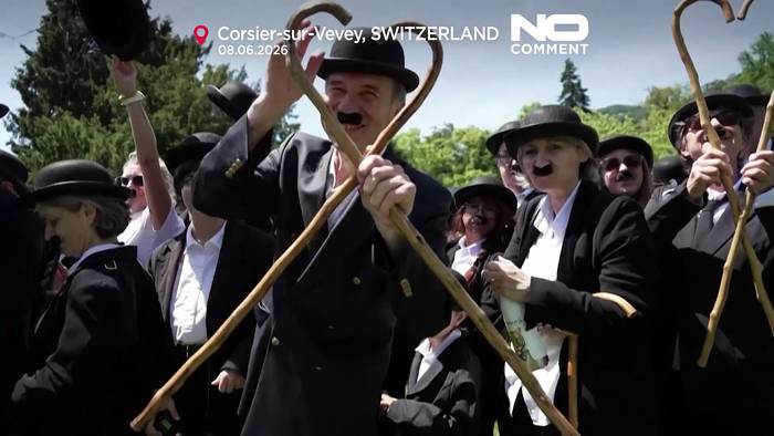 News video: Hunderte als Charlie Chaplin verkleidete Fans wollen Rekord in der Schweiz aufstellen