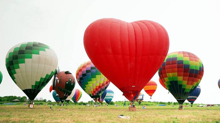 Video: Kasachstans Ballonfestival nahe Almaty: Rückkehr mit 30 Heißluftballons