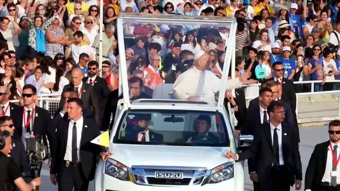News video: Spanien: Menschenpyramide begrüßt Papst Leo XIV bei Jugendvigil in Barcelona