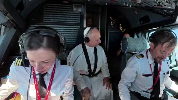News video: Spanien: Papst Leo XIV. überrascht Passagiere mit einem Besuch im Cockpit auf dem Flug nach Barcelona