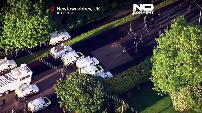 News video: Zusammenstöße bei Belfast: Polizei setzt Wasserwerfer ein