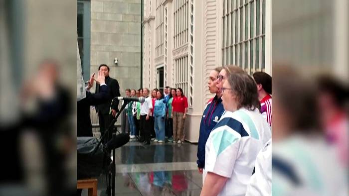 News video: Großbritannien: Royal Opera Chorus eröffnet WM 2026 mit Auftritt in London