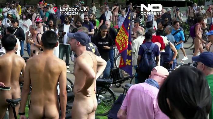 News video: World Naked Bike Ride rollt wieder durch Londons Straßen