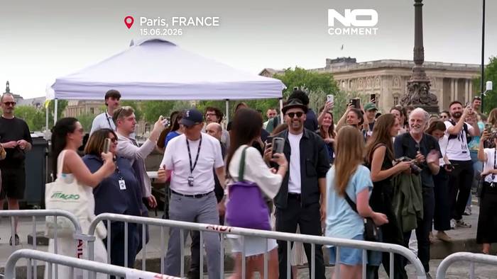 Video: Menschen strömen zu JRs riesiger Höhleninstallation auf der Pariser Pont Neuf