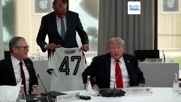 News video: G7: Kanzler schenkt Trump Trikot mit Aufdruck 'Trump 47'