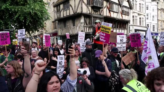 News video: Großbritannien: Debatte mit Tommy Robinson in Oxford löst Proteste um Meinungsfreiheit aus