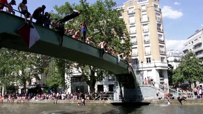 News video: Hitzewelle in Paris: Canal Saint-Martin wird zum Treffpunkt zur Abkühlung