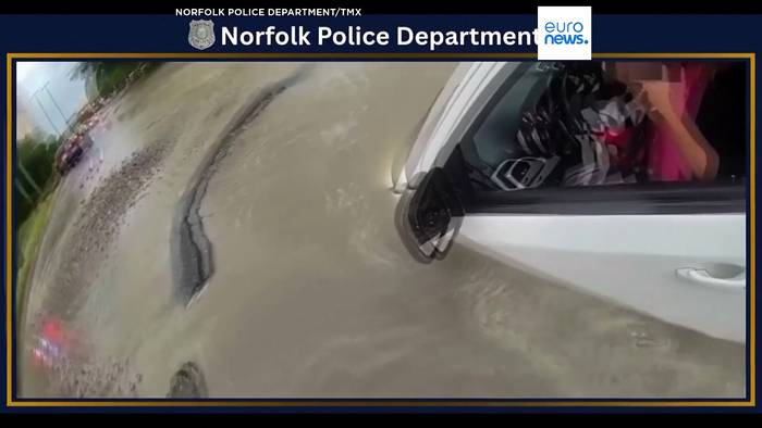 News video: Auto stürzt in überflutetes Erdloch: Frau gerettet
