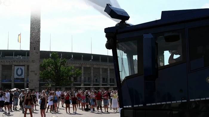 News video: Hitzewelle: Berliner Polizei kühlt Bruno-Mars-Fans mit Wasserwerfer