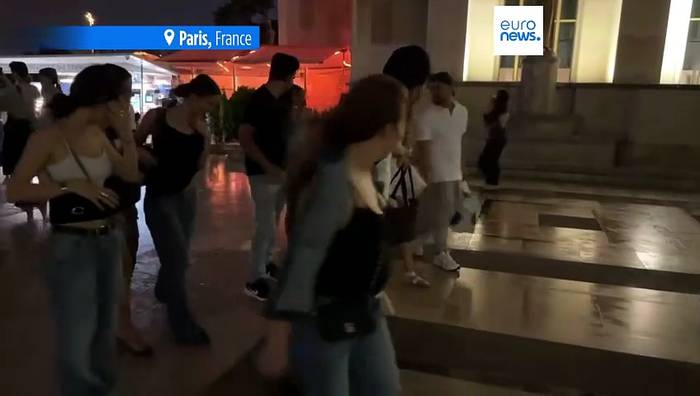 News video: Im Video: Blitz trifft Eiffelturm bei schwerem Sturm in Paris